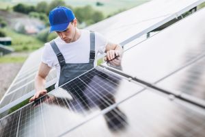 trabajador instalando placas solares