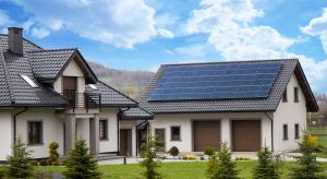 casa con placas solares 