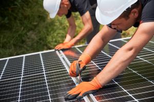 trabajadores colocando placas solares 